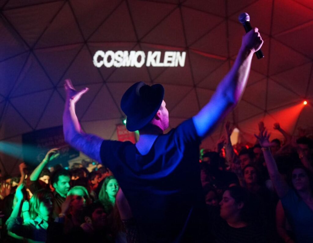 Cosmo Klein reißt die Hütte ab und das Publikum feiert ihn.