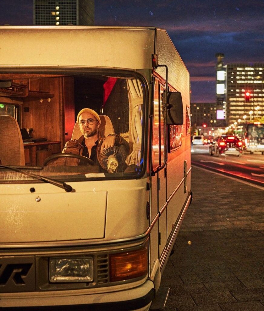 Cosmo Klein mit seinem HYMER Wohnmobil. Fahrzeug, Studio und Hotel zugleich. 