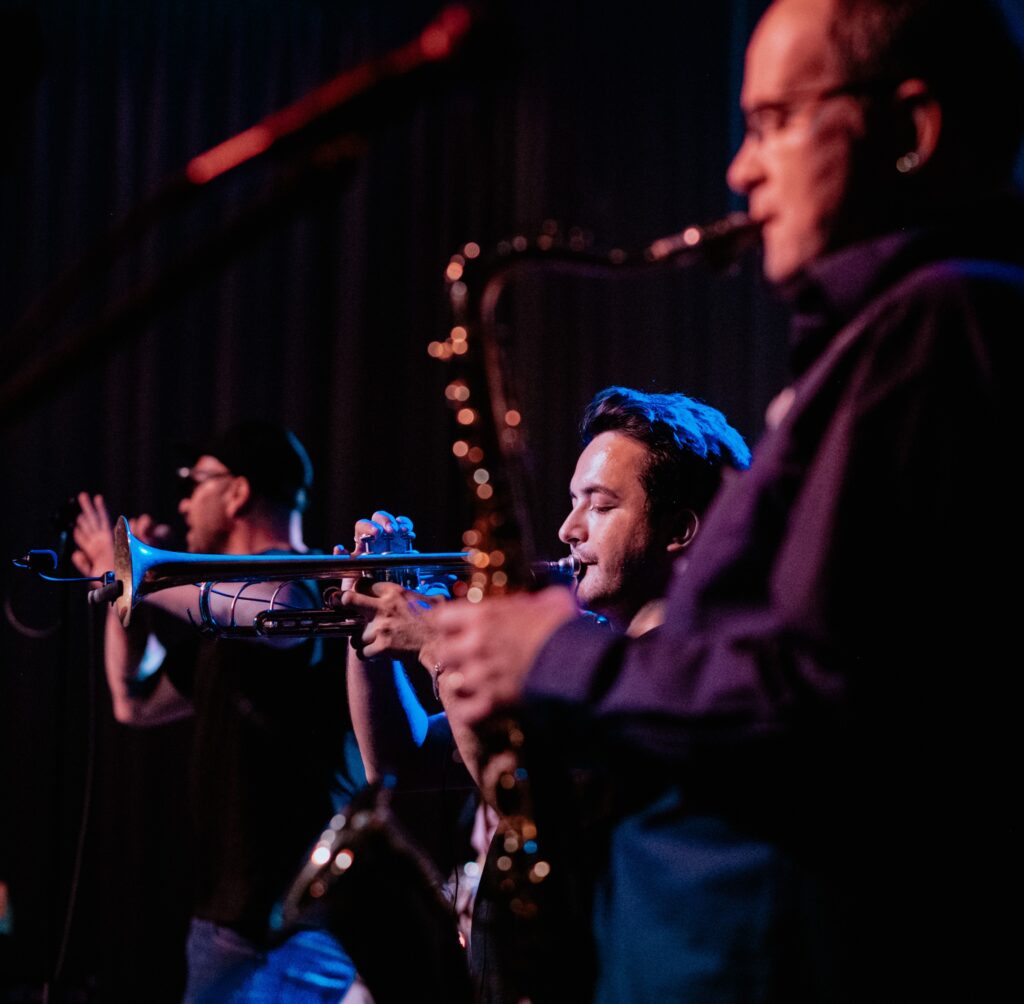 Cosmo Klein mit Peter Weniger am Saxophone und Florian Menzel an der Trompete. 